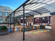 Préau scolaire en aluminium sur mesure - Design personnalisé