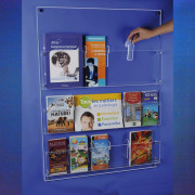 Présentoir brochure mural en plexi – 3 rangées multicases