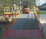 Rampe de chargement fixe avec rambarde de sécurté