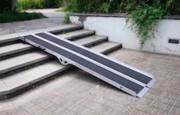 Rampe pour accès PMR pliable et ergonomique