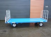 Remorque plateau en tôle antidérapante avec ridelles