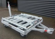 Remorque porte container à maintien vertical