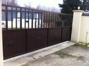 Pose de peinture synthétique industrielle pour portails