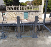 Support et borne recharge extérieure pour vélos électriques