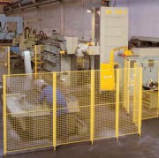 Cloison grillagée pour protection machine industrielle