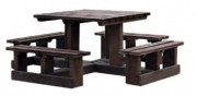 Table carrée avec bancs en plastique recyclé
