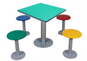 Table de parc avec 4 sièges séparés