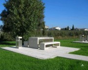 Table de pique nique en béton avec bancs