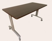 Table rectangulaire à roulettes d'occasion