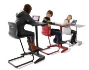 Table scolaire ergonomique avec repose-pied