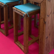 Tabouret haut korniche en pin