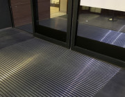 Tapis d'entrée anti-salissure sur-mesure pour environnement exigeant - profilé en aluminium et insert de brosse en polyamide