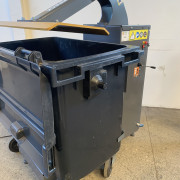 Tasseur de poubelles 4 roues