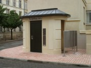 Toilette public ovale plus urinoirs