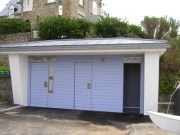 Toilettes interieur en carrelage plus urinoirs