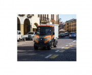 Véhicule avec caisse volets roulants