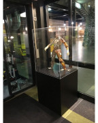 Vitrine à cloche PMMA 4 mm - L. 30 cm x P. 30 cm x H. 130 cm ou L. 40 cm x P. 40 cm x H. 140 cm