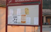 Vitrine d'affichage extérieur sur poteaux avec éclairage LED