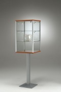 Vitrine d'expositon sur pied en bois